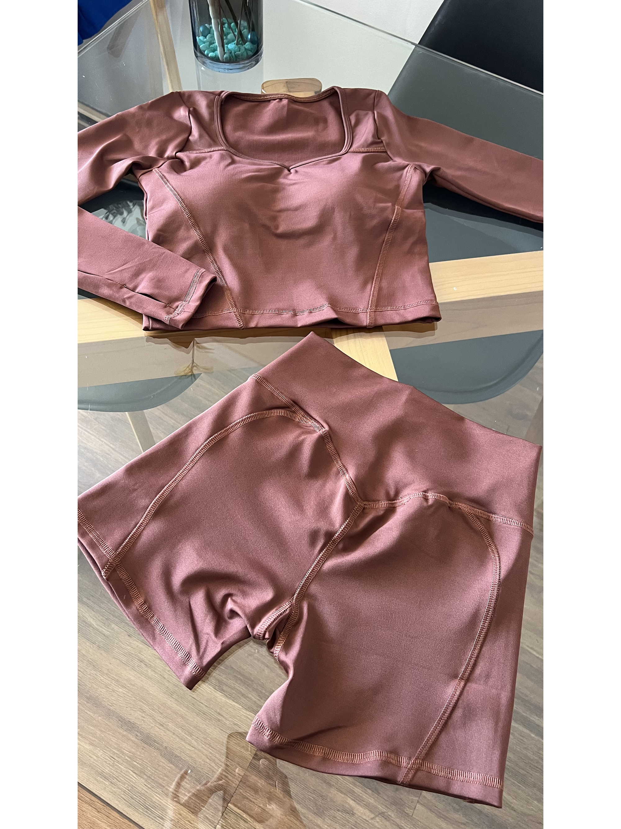 Conjunto polera manga larga y short sin costura delantera 17