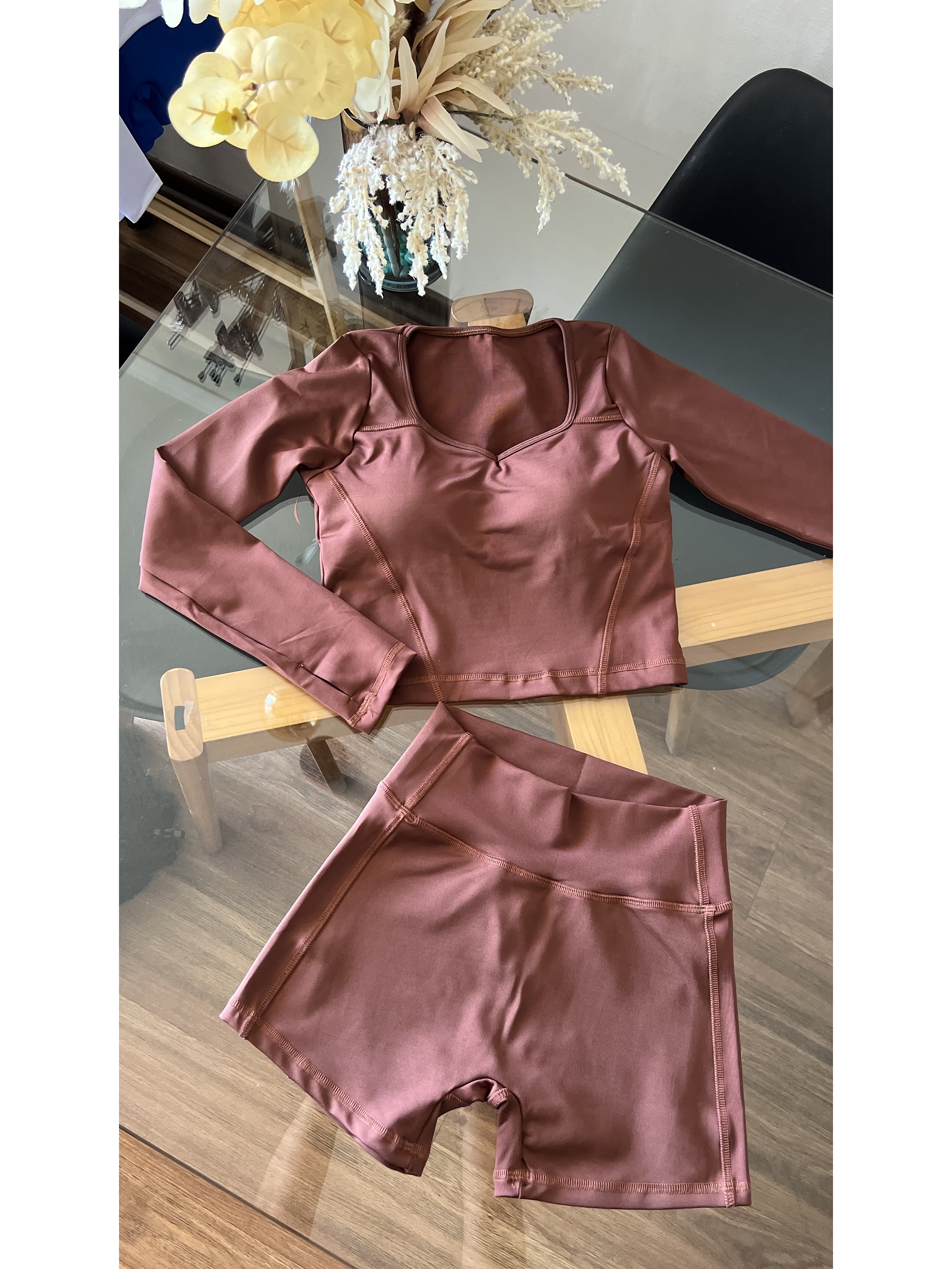 Conjunto polera manga larga y short sin costura delantera 23