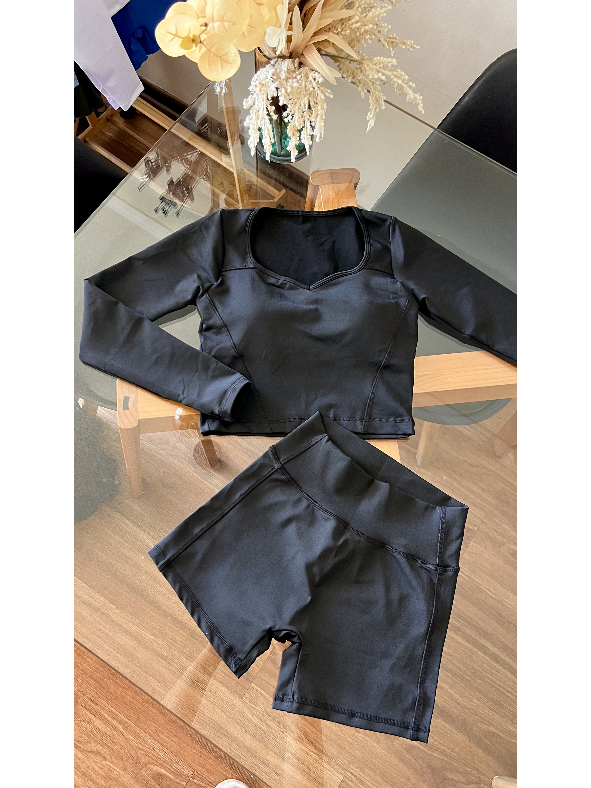 Conjunto polera manga larga y short sin costura delantera 25