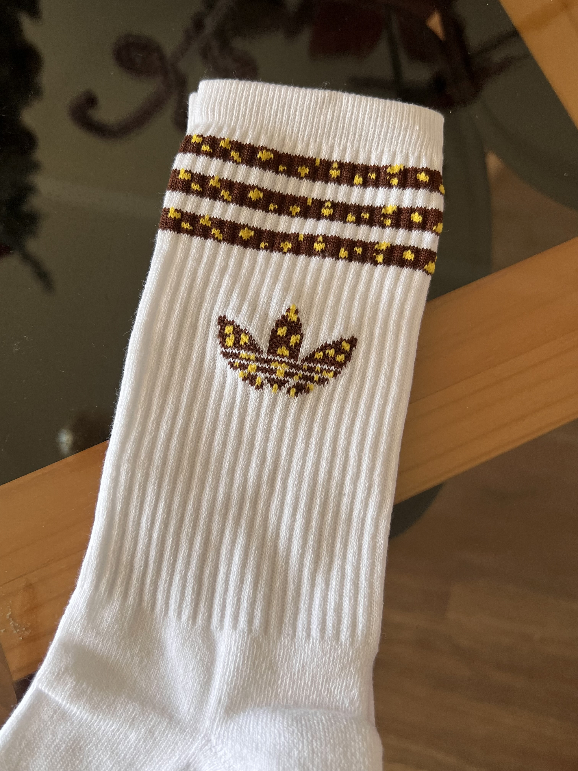 Calcetas blancas adidas café y amarillo 1