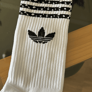 calcetas adidas blancas logo negro y blanco