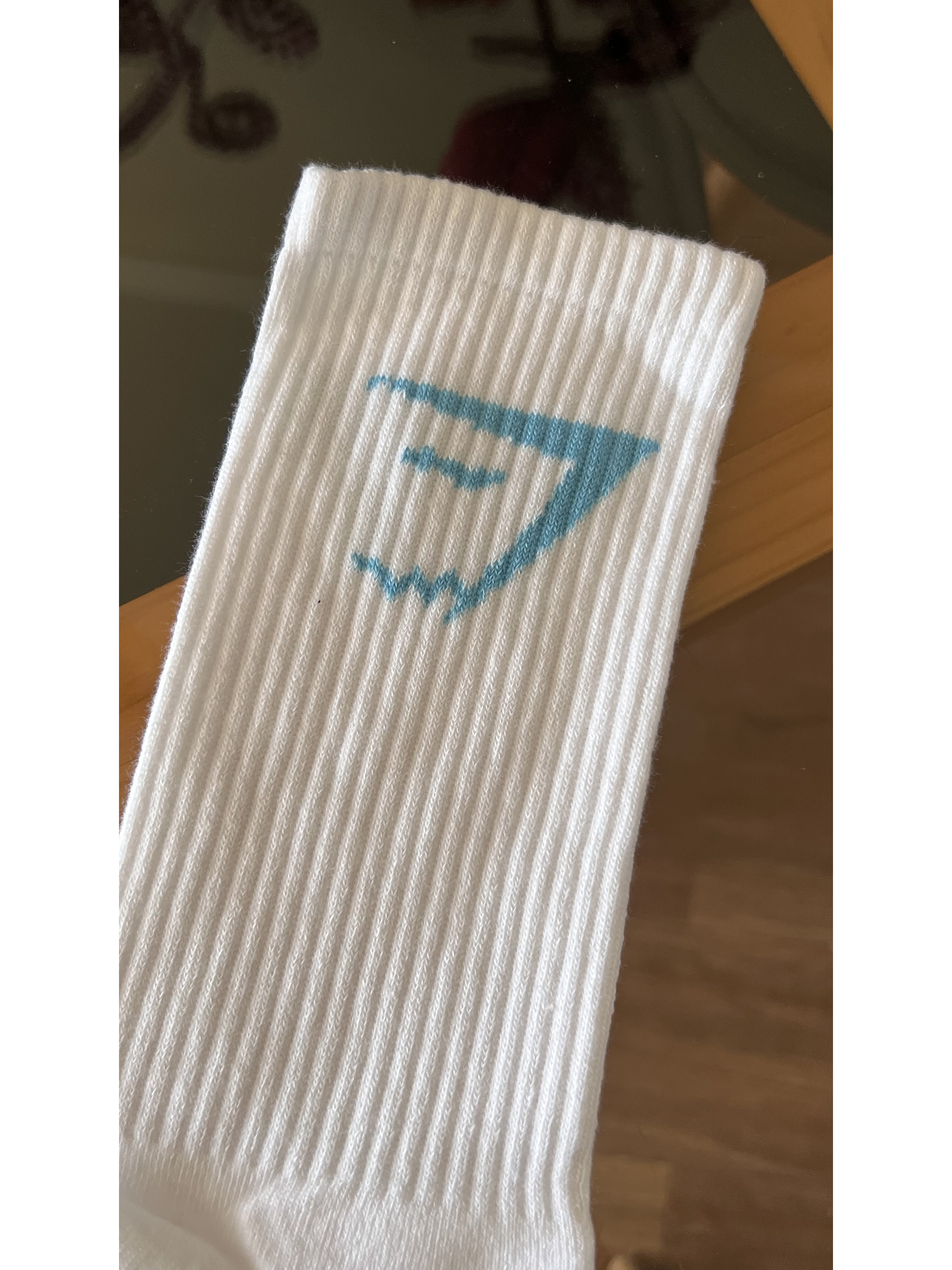 Calcetas gymshark blancas logo celeste 1