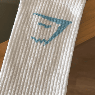 Calcetas gymshark blancas logo celeste