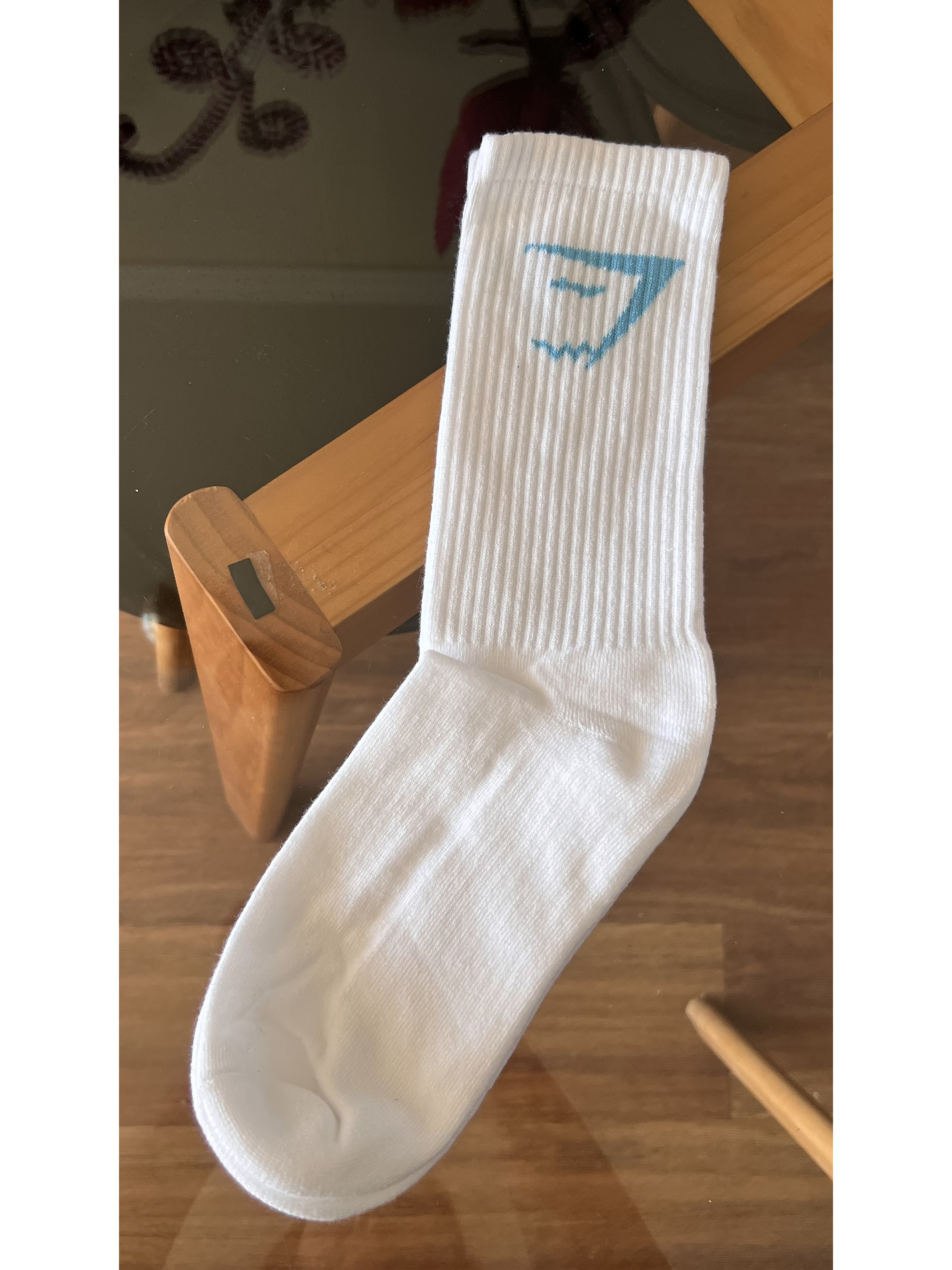 Calcetas gymshark blancas logo celeste 2