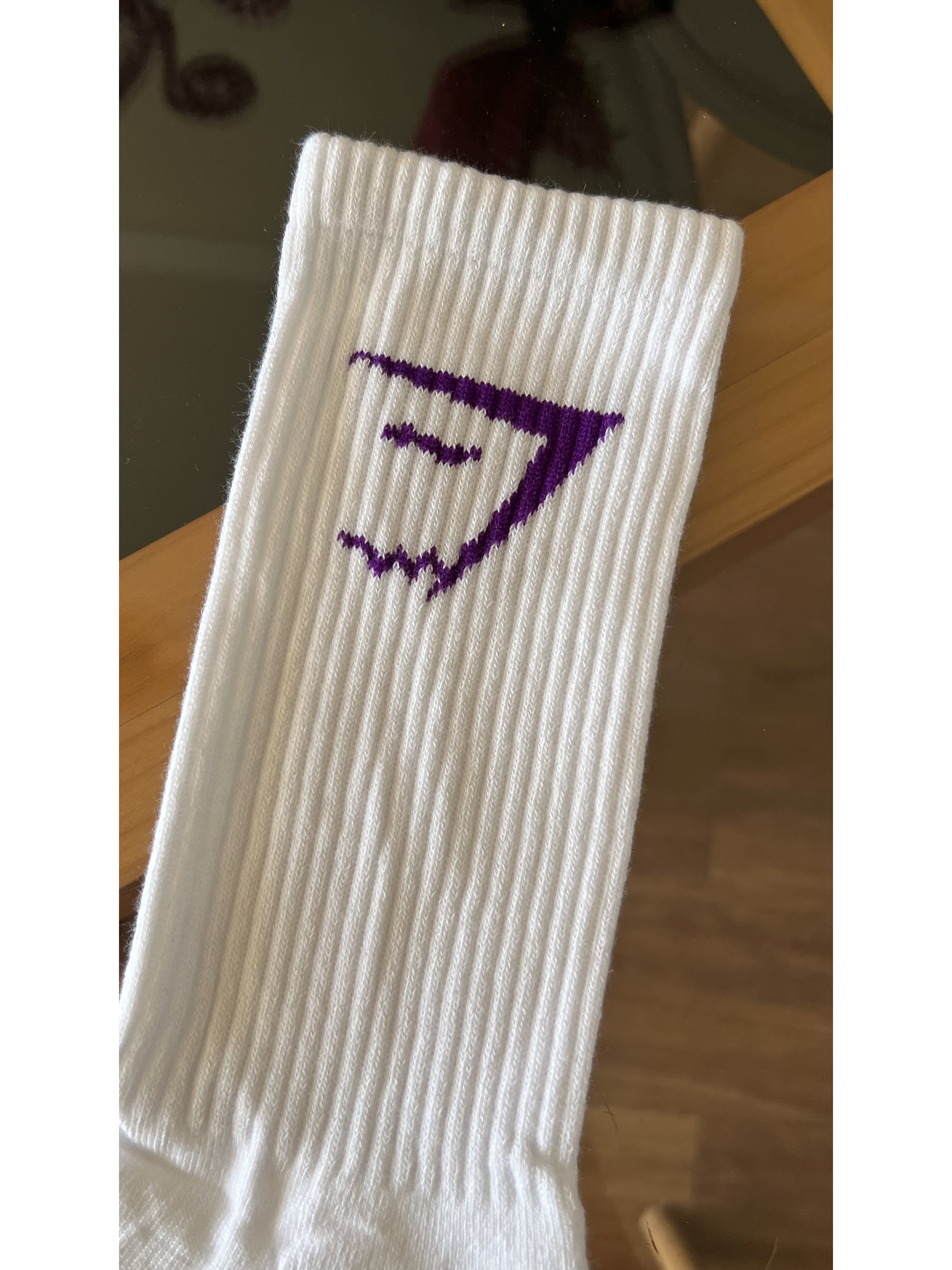 Calcetas blancas gymsharklogo morado 1