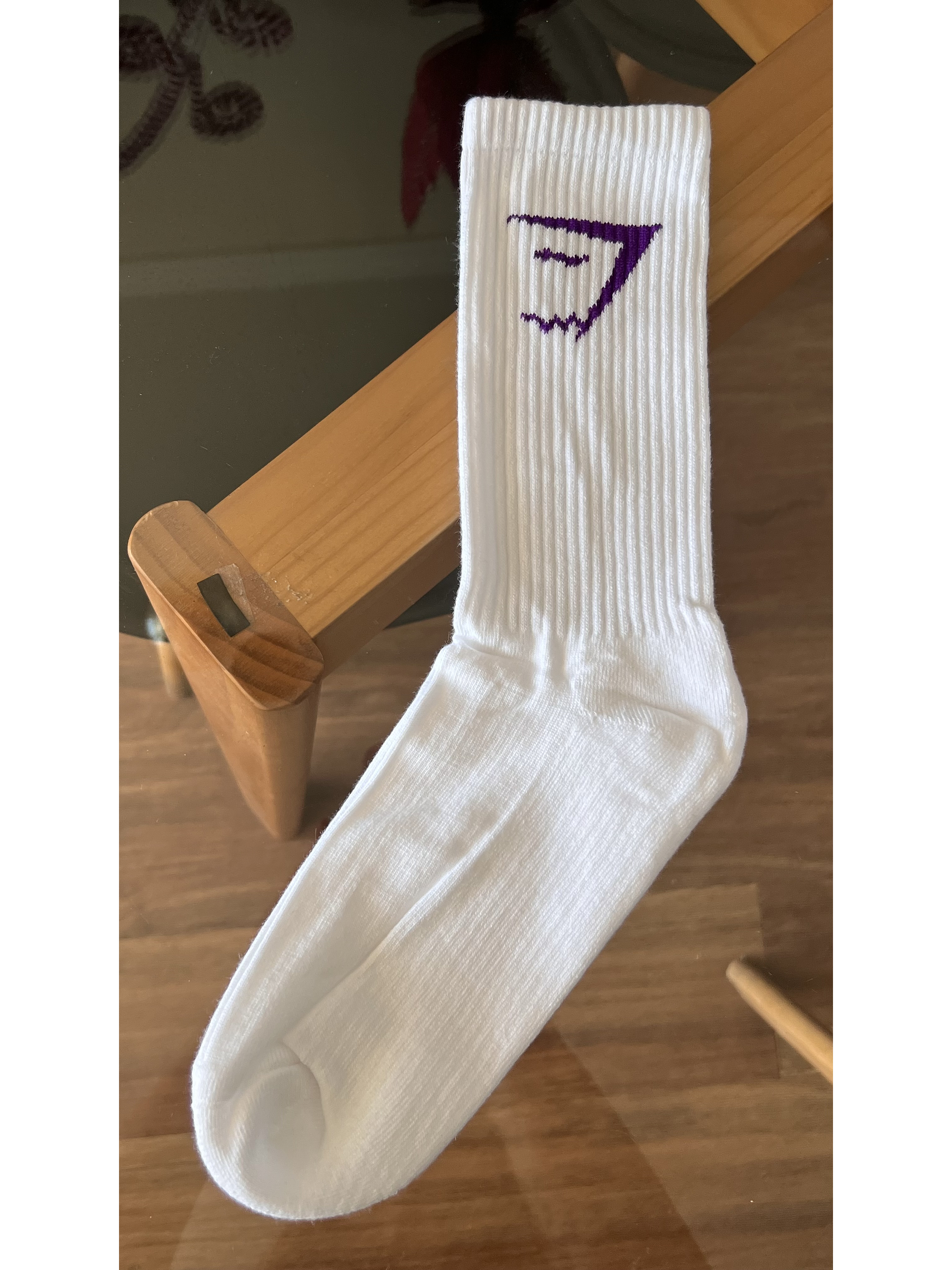 Calcetas blancas gymsharklogo morado 2