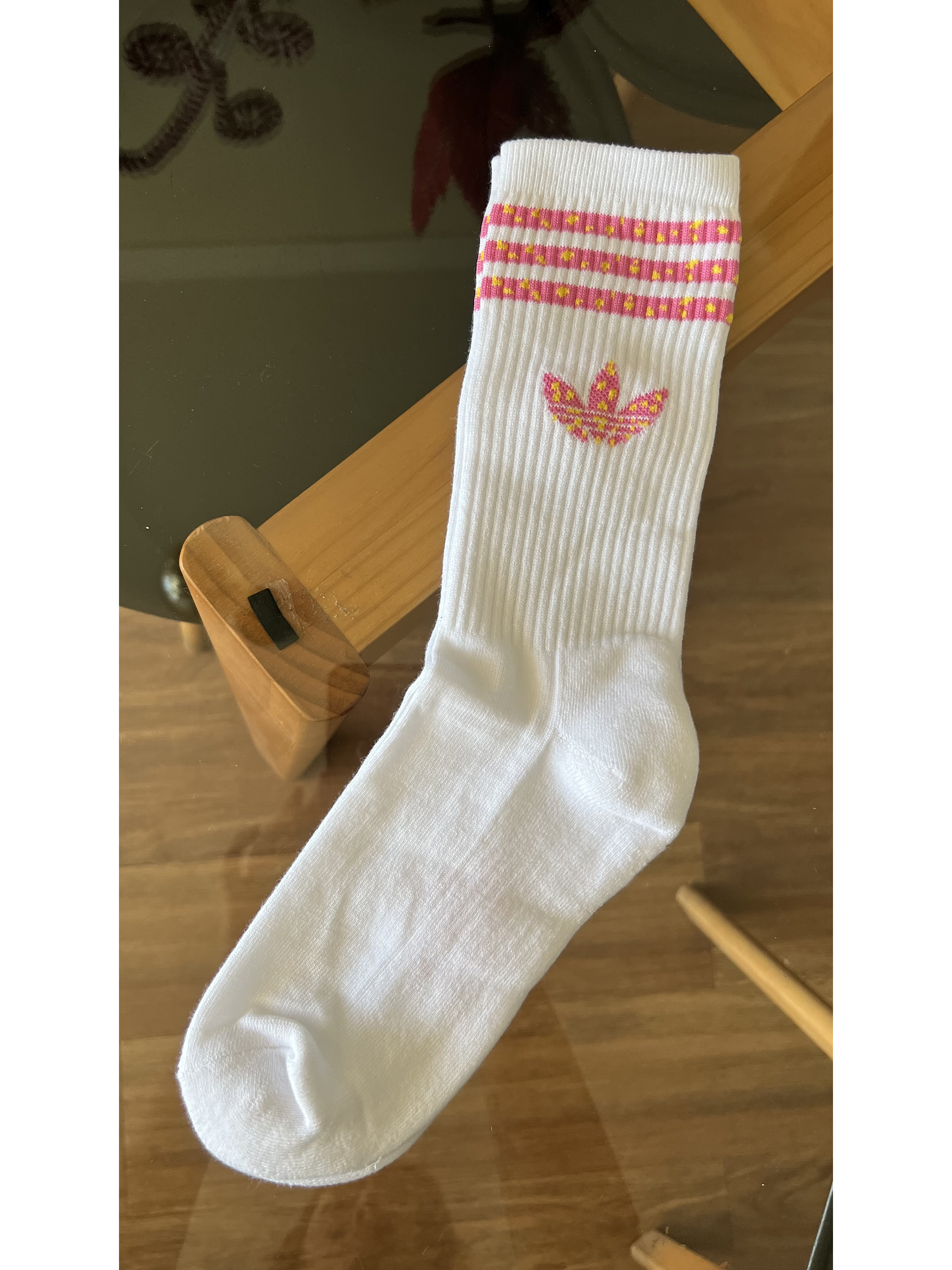 Calcetas adidas blncas logo rosado y amarillo 2