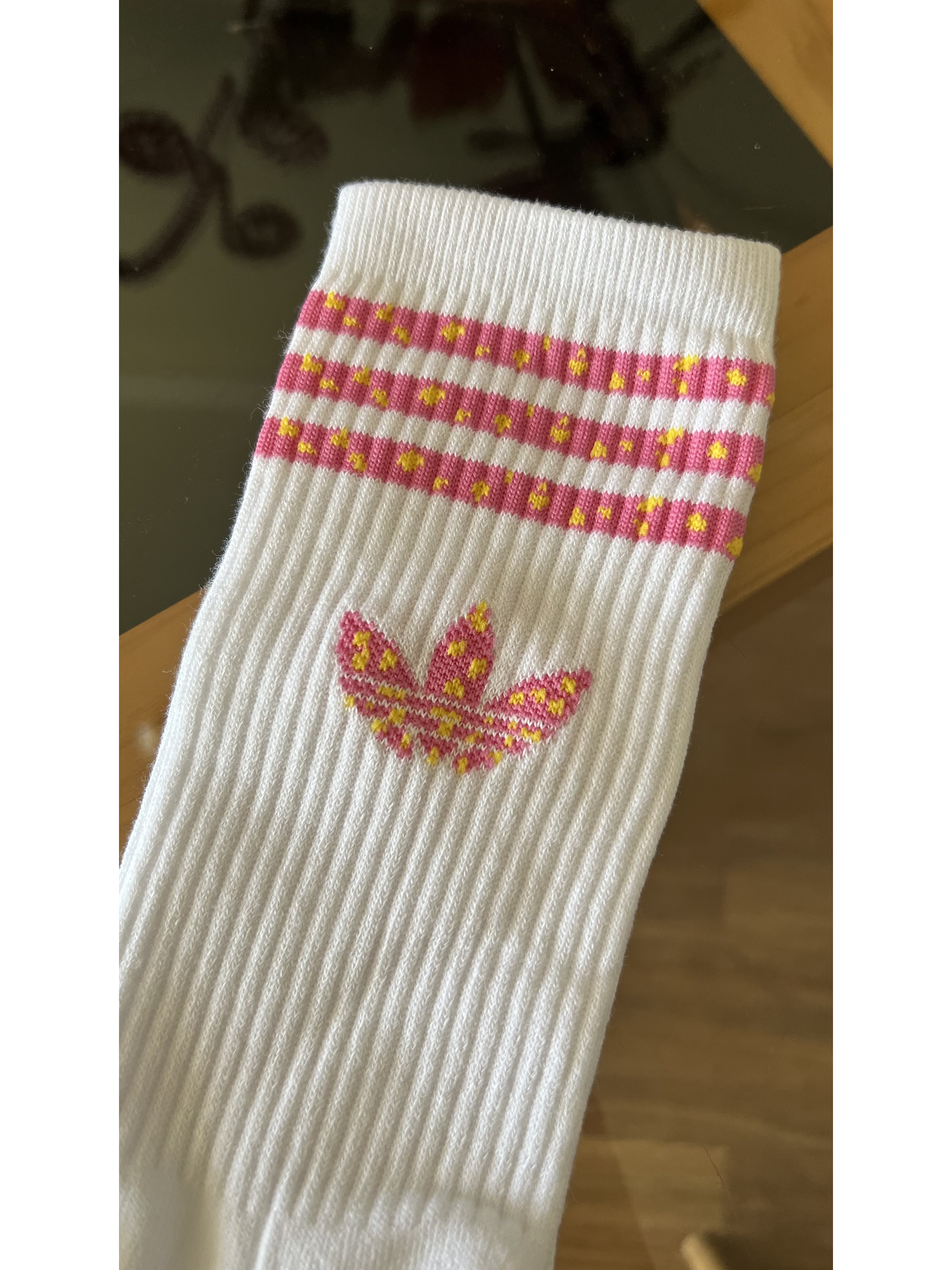 Calcetas adidas blncas logo rosado y amarillo 1