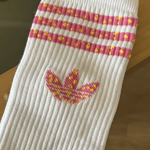 Calcetas adidas blncas logo rosado y amarillo