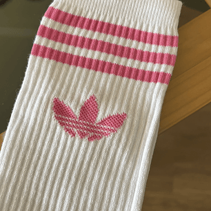 Calcetas adidas blancas logo rosado