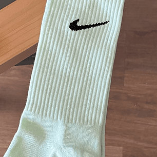 Calcetas nike verde pastel logo negro