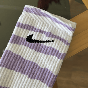 calcetas nike cebra blancas y lilas