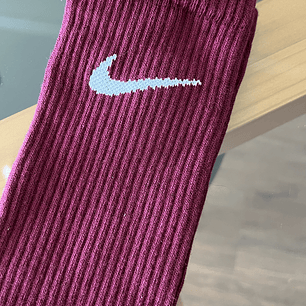 Calcetas nike vino tinto logo blanco