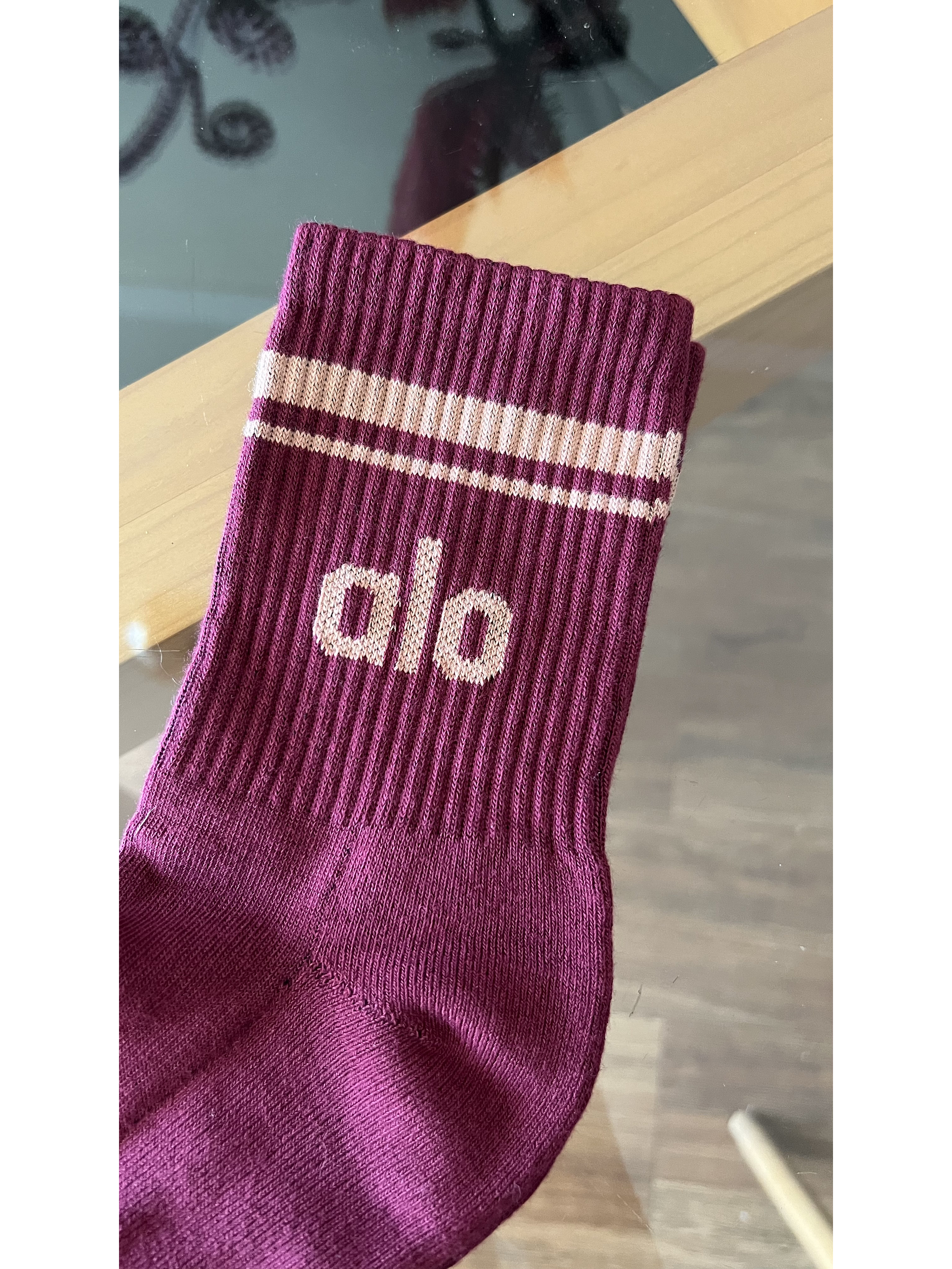 Calcetas alo vino tinto y beige 2