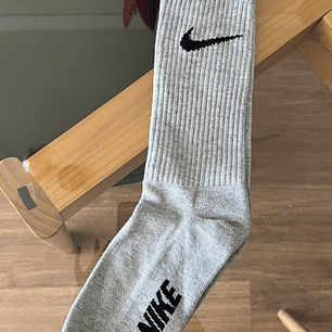 Calcetas nike plomo jaspeado logo negro