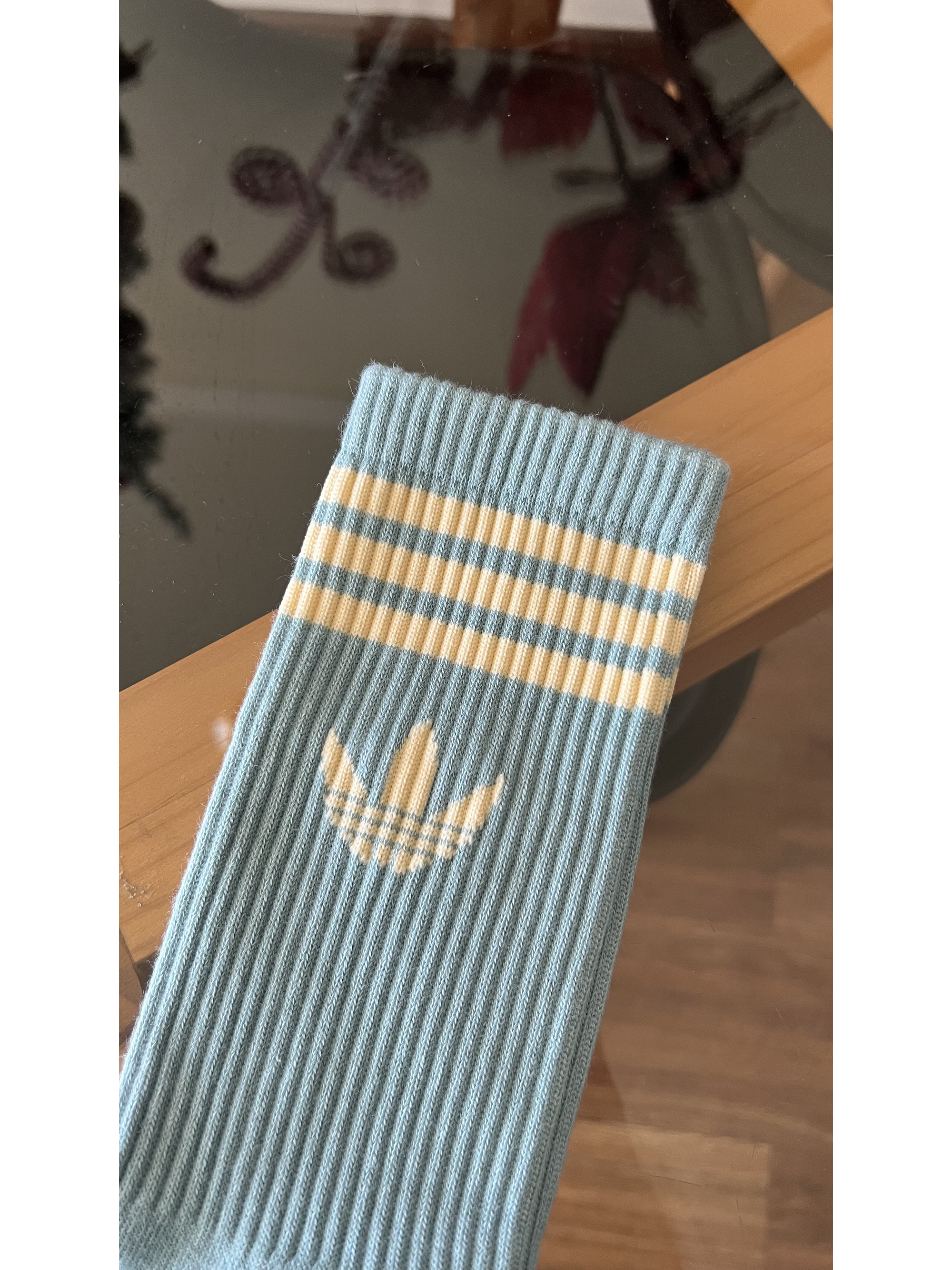 Calcetas adidas celeste logo beige 1