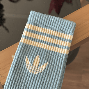 Calcetas adidas celeste logo beige