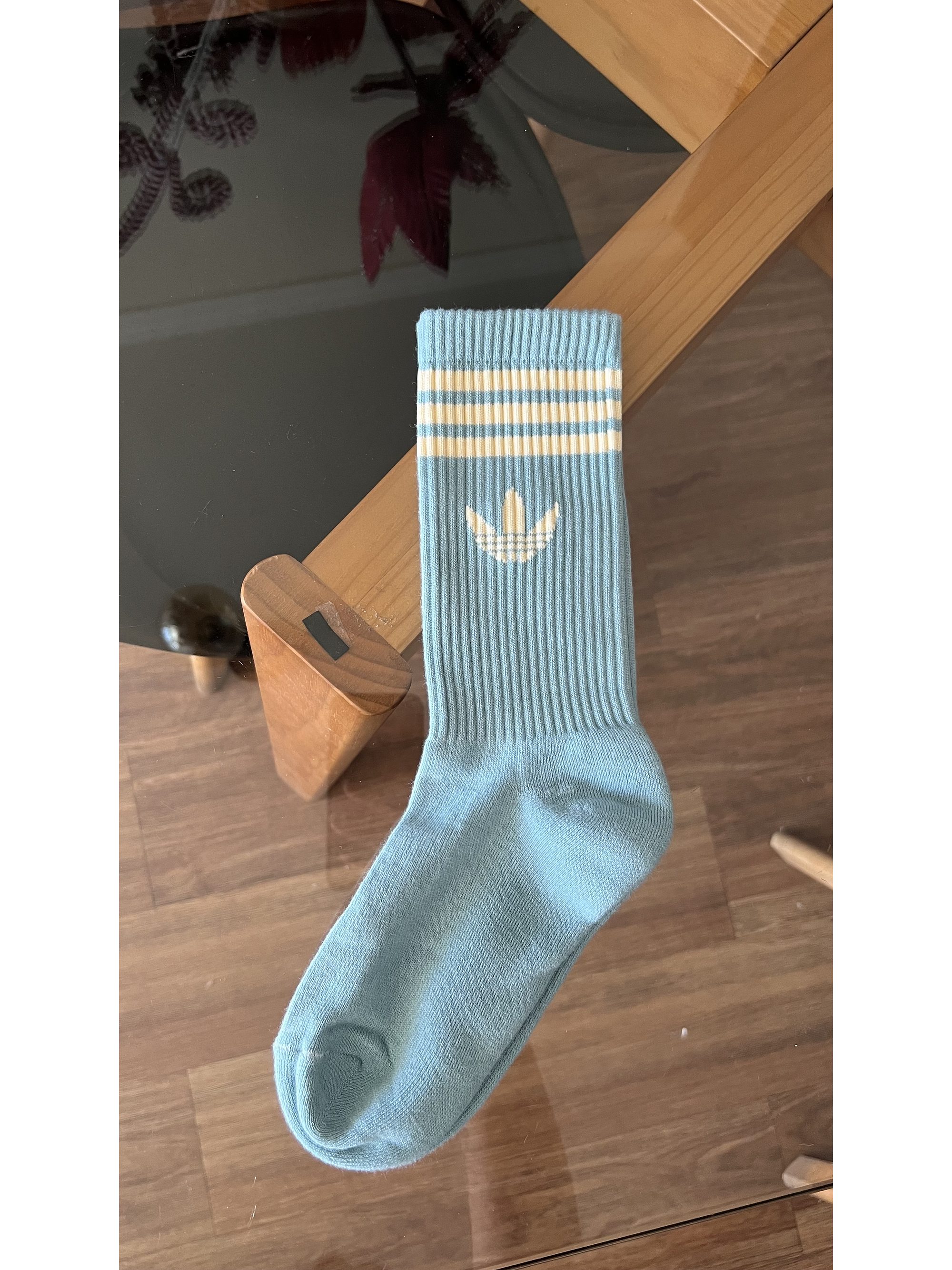 Calcetas adidas celeste logo beige 2