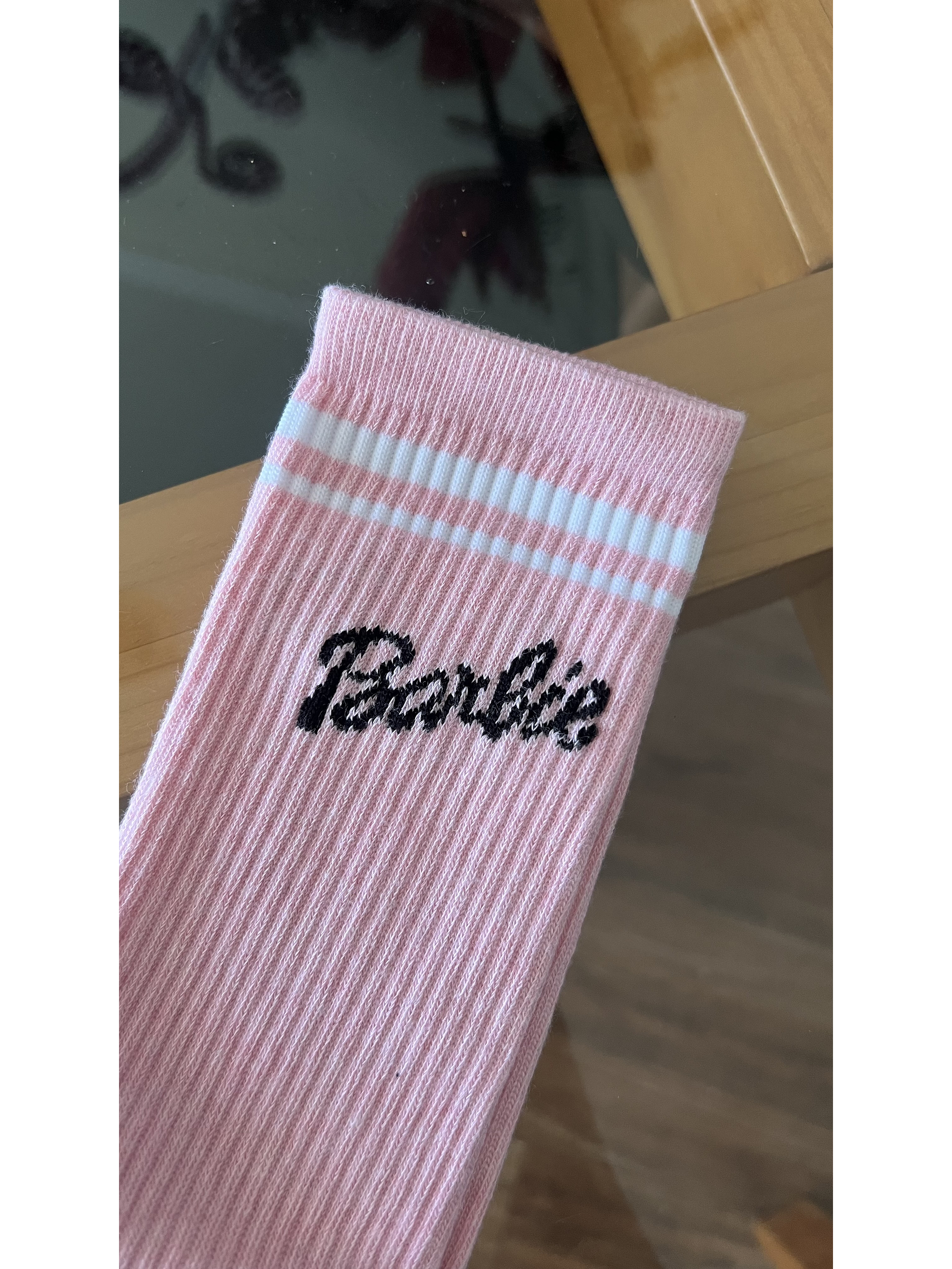 Clcetas barbie rosado logo negro 1