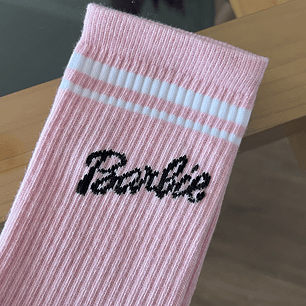 Clcetas barbie rosado logo negro