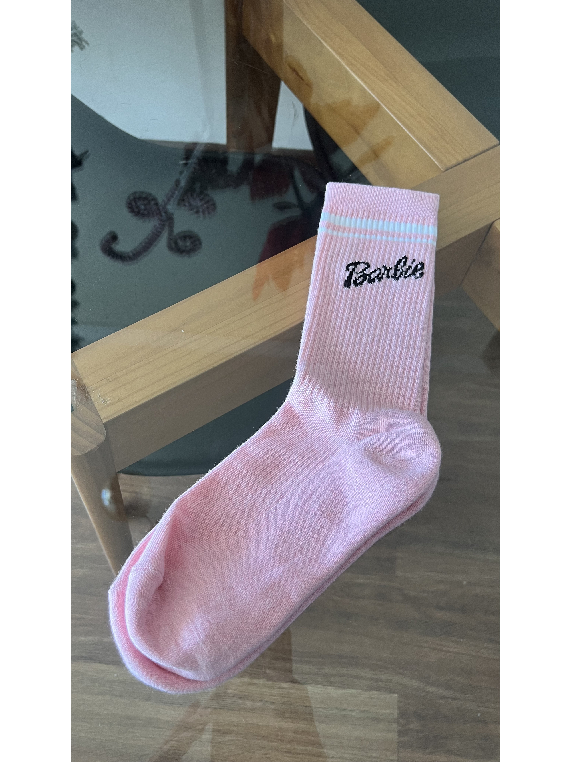 Clcetas barbie rosado logo negro 2