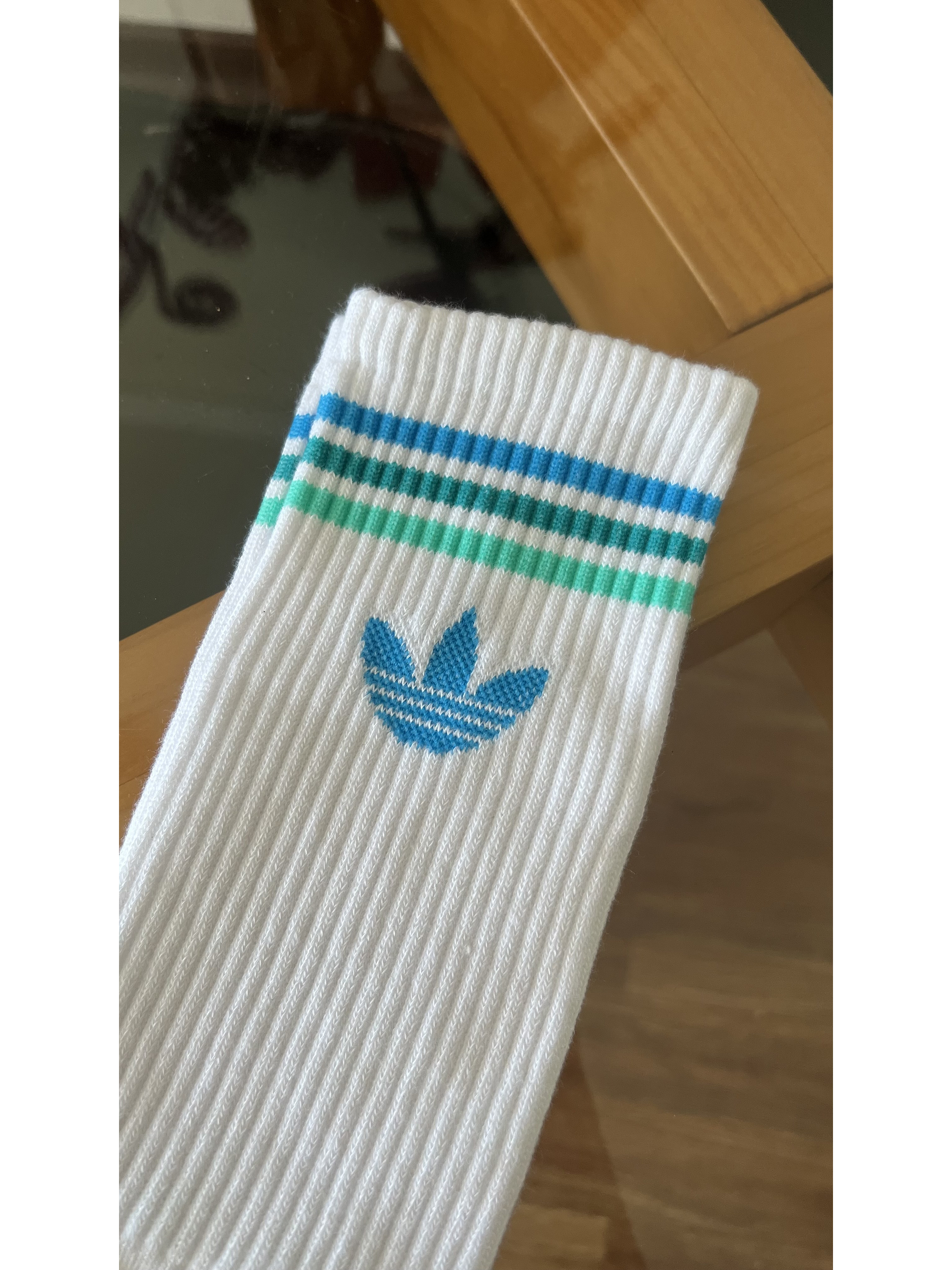 Calcetas adidas blancas logo celeste y verde 1