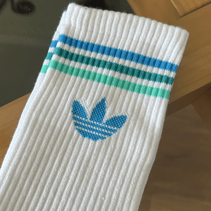 Calcetas adidas blancas logo celeste y verde