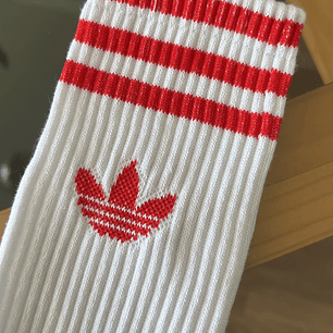 Calcetas adidas blancas logo rojo