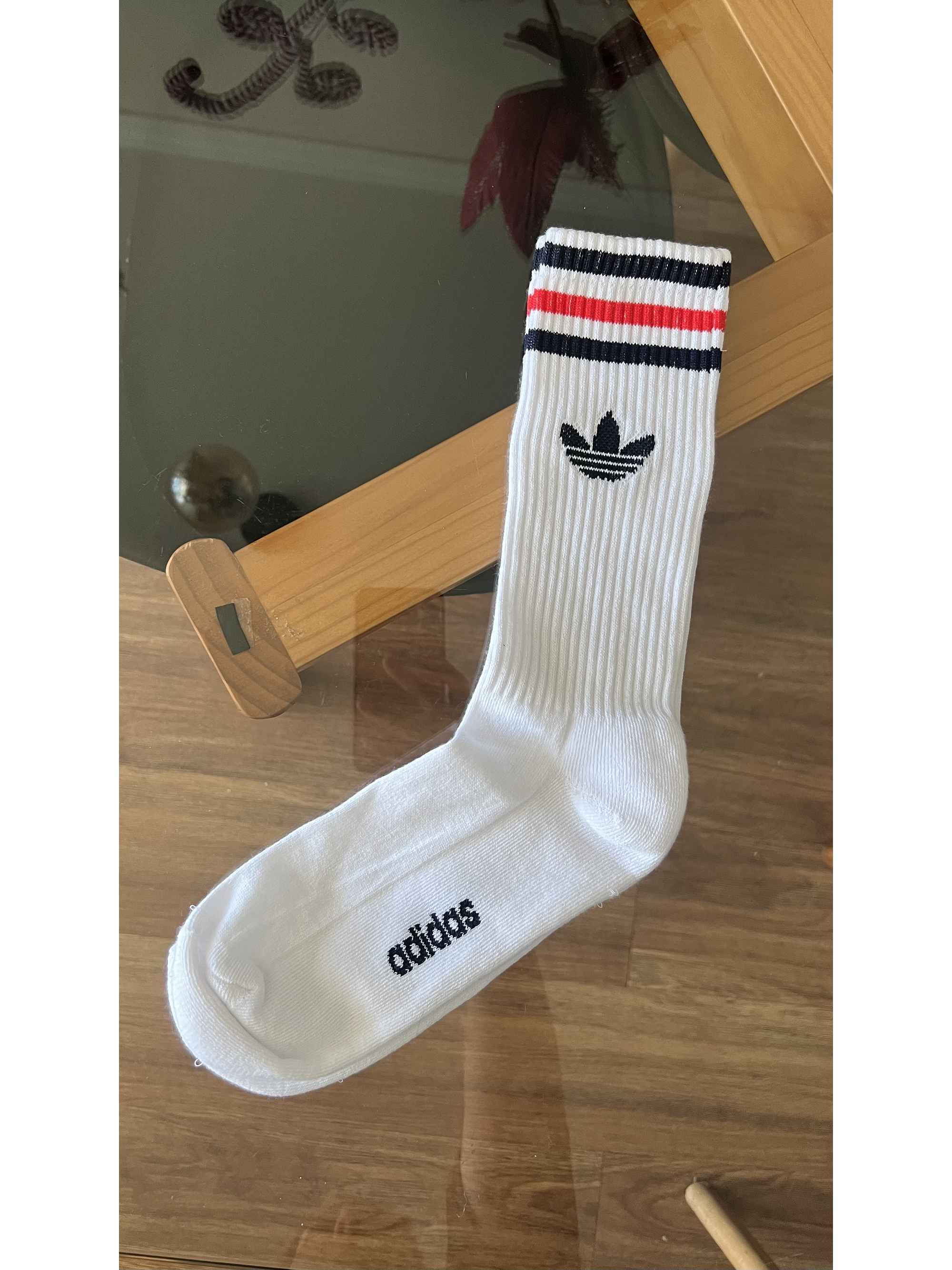 Calceta adidas blancas logo rojo y azul marino 1