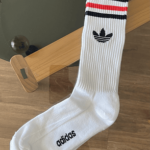 Calceta adidas blancas logo rojo y azul marino