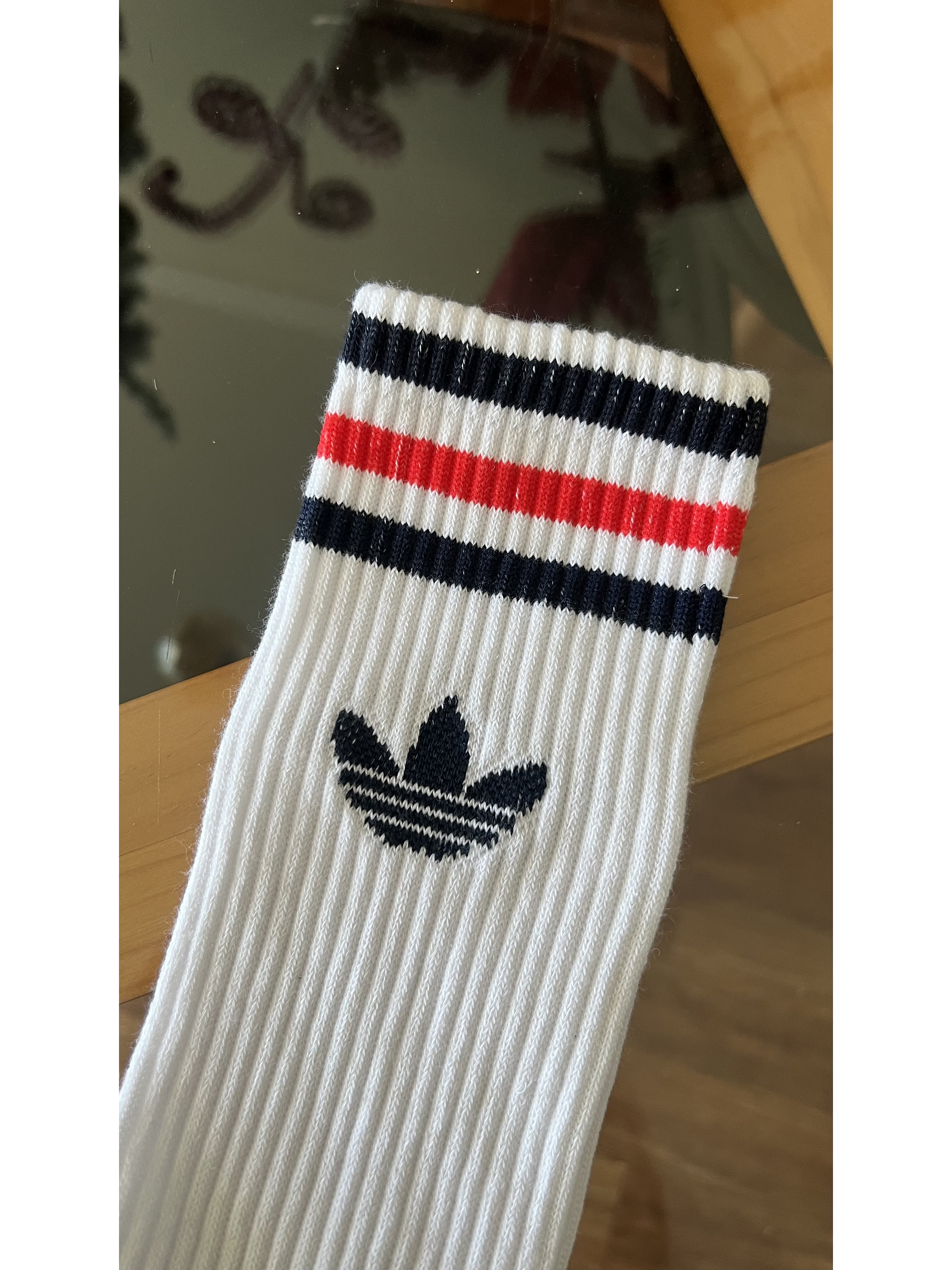 Calceta adidas blancas logo rojo y azul marino 2