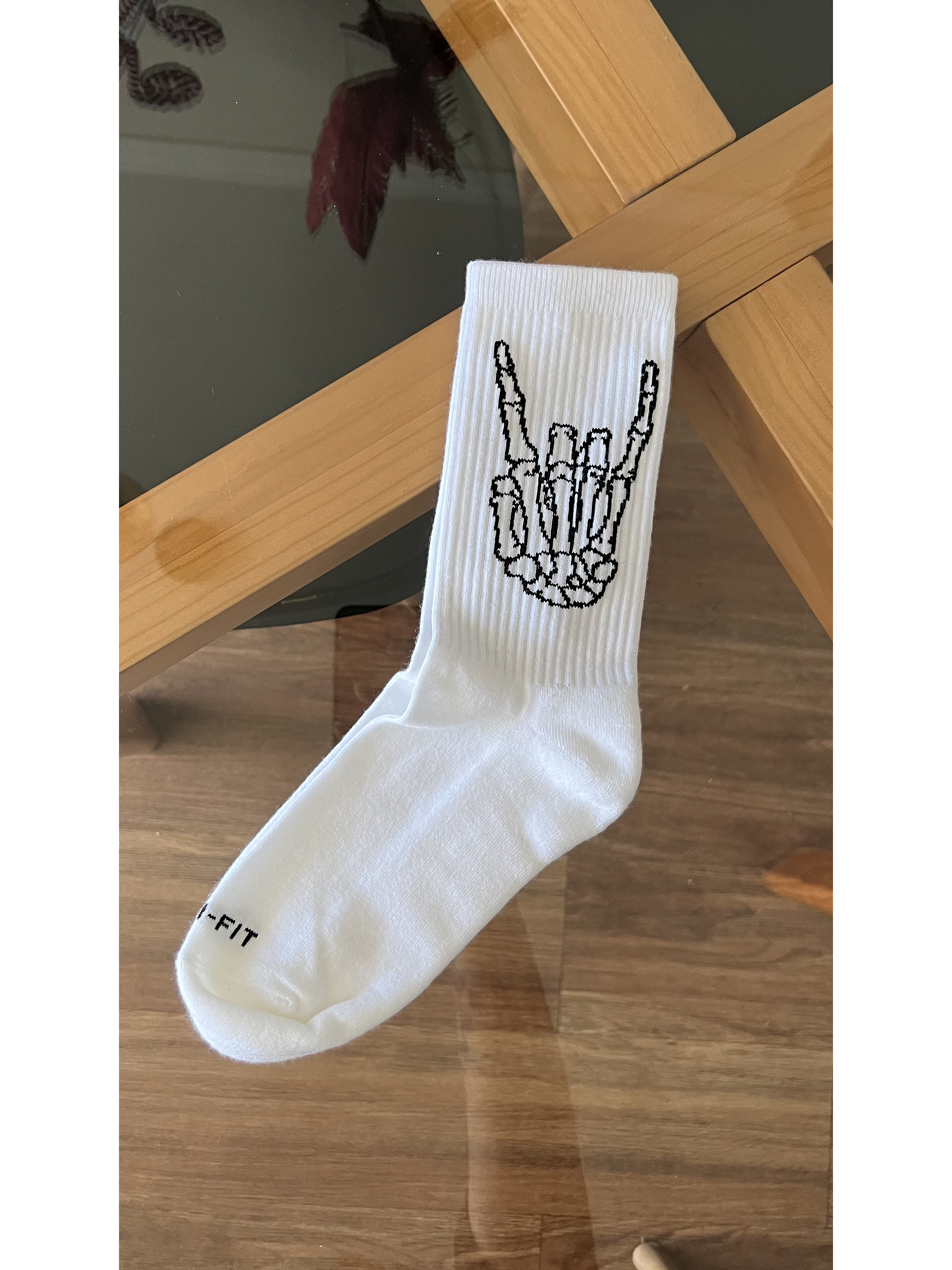 Calcetas blancas mano esqueleto 2