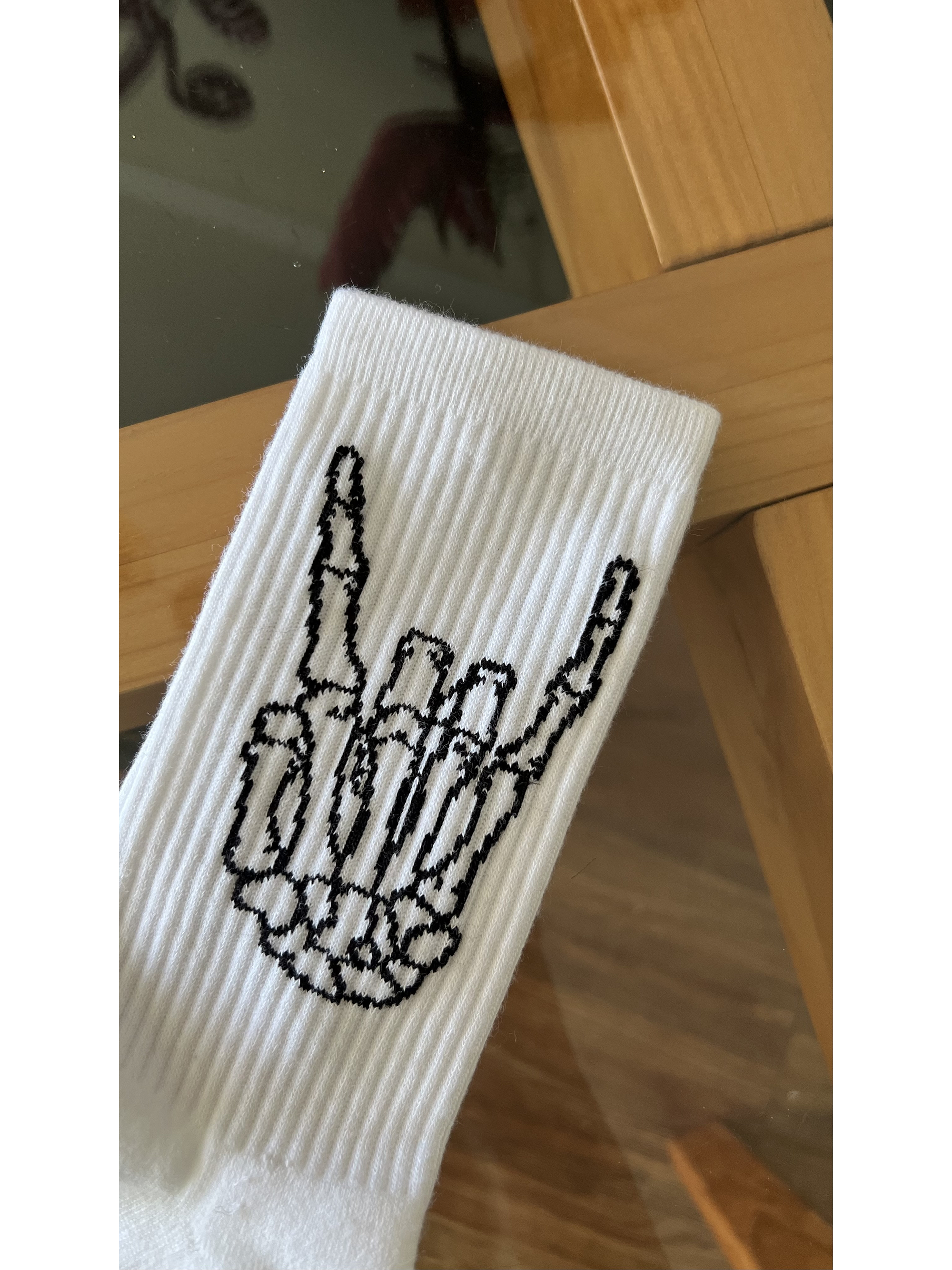 Calcetas blancas mano esqueleto 1