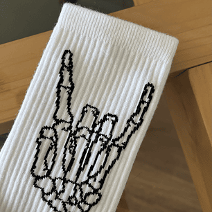 Calcetas blancas mano esqueleto