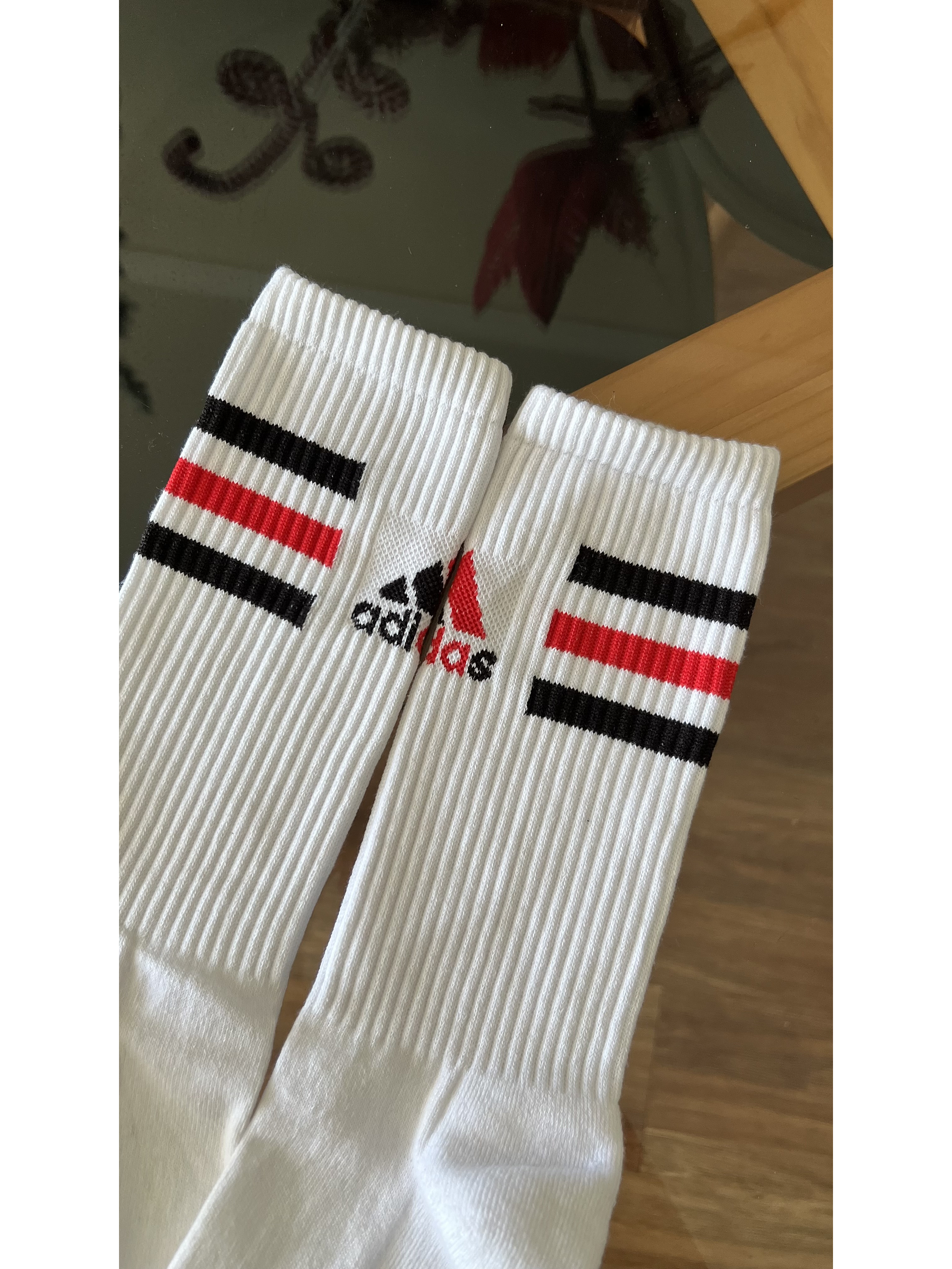 Calcetas adidas blancas logo y azul oscuro 1