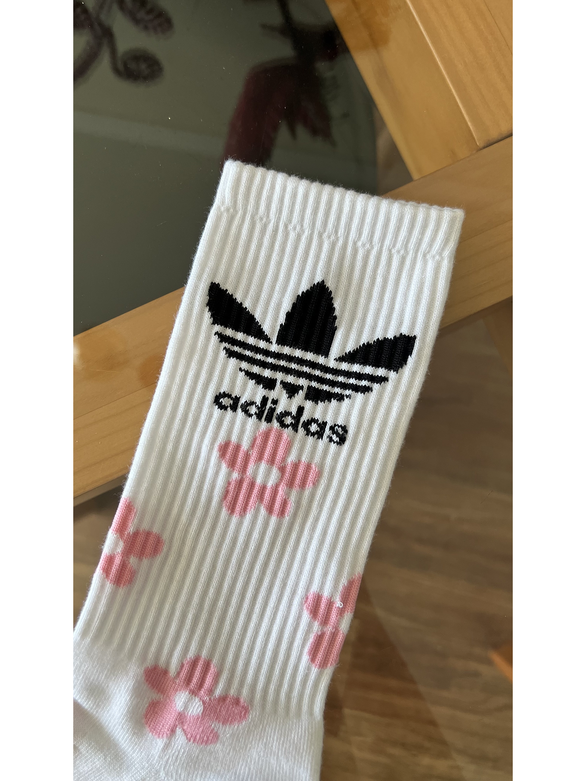 Calcetas adidas blancas flores rosadas 1