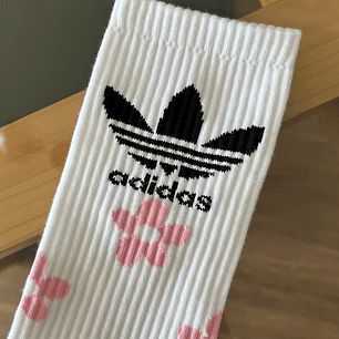 Calcetas adidas blancas flores rosadas