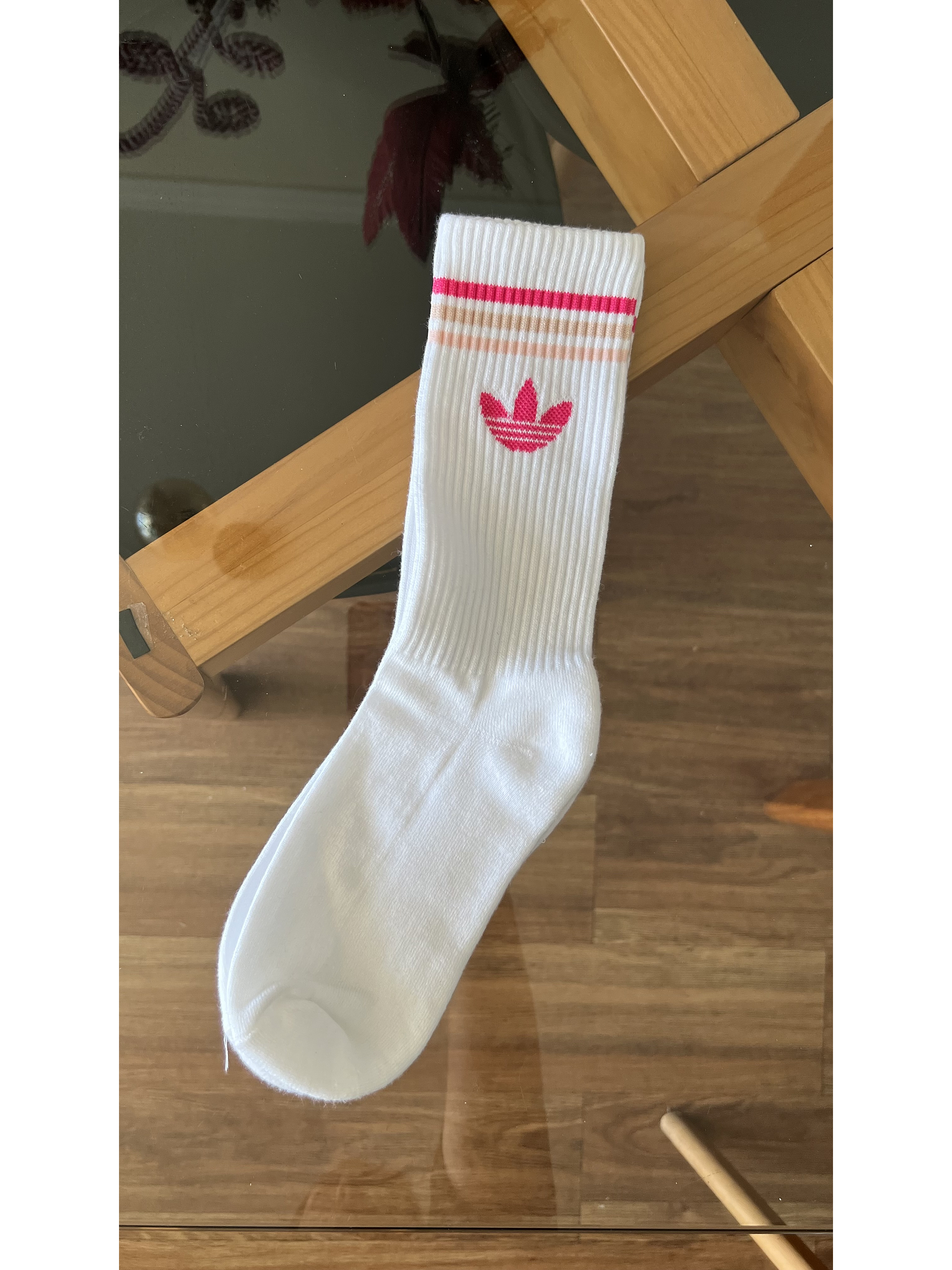 Calcetas adidas blancas fucsia y piel 2