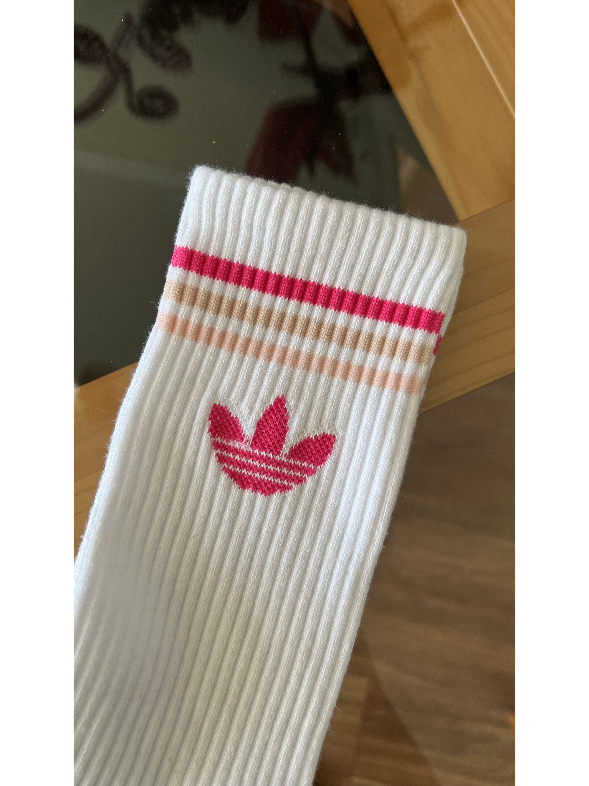 Calcetas adidas blancas fucsia y piel 1
