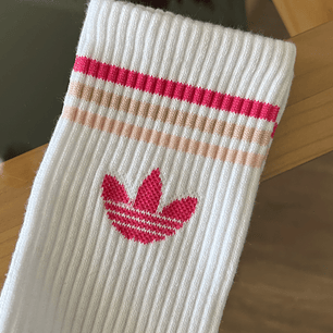 Calcetas adidas blancas fucsia y piel