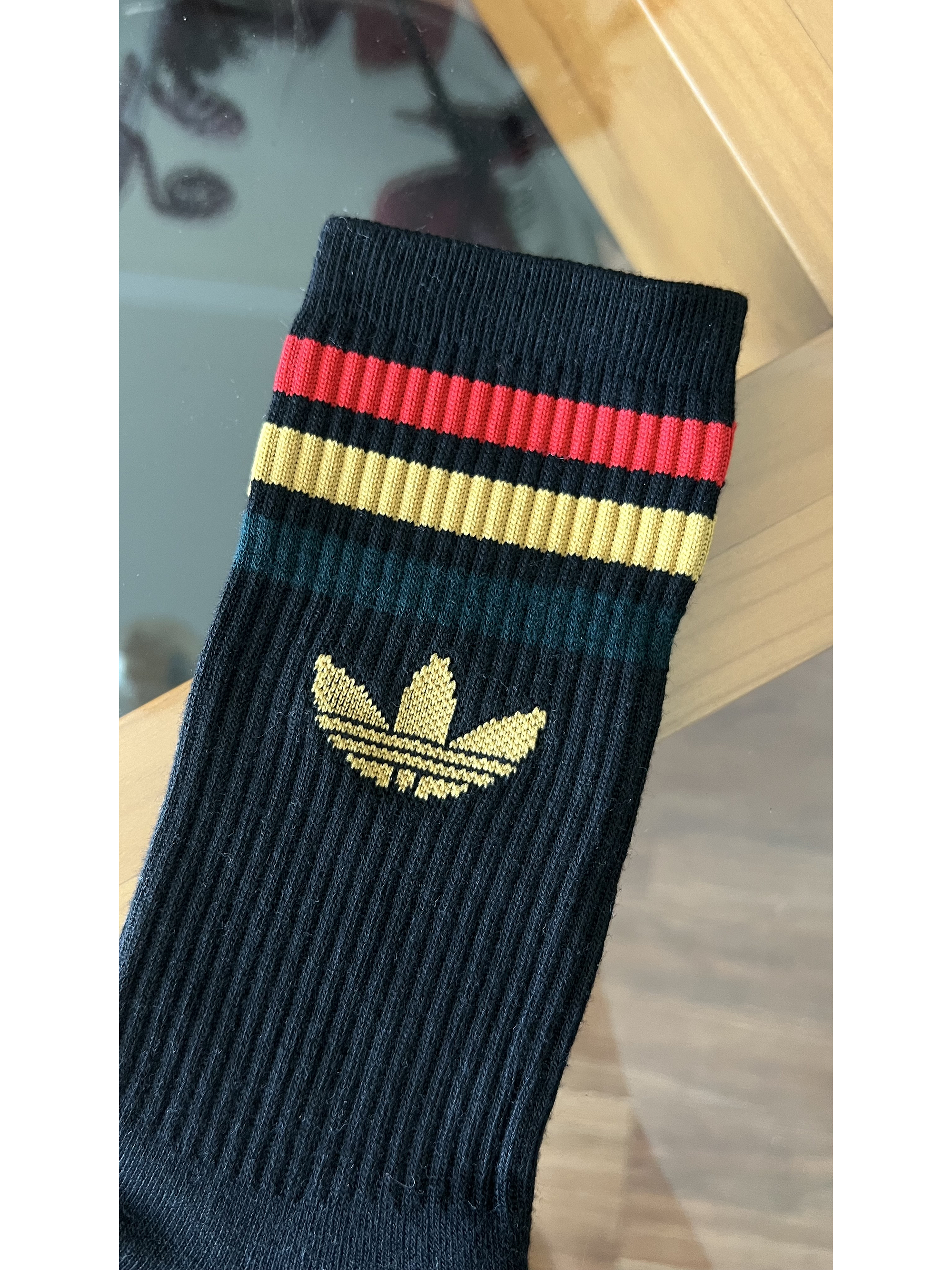 Calcetas adidas negras logo verde amarillo y rojo 1