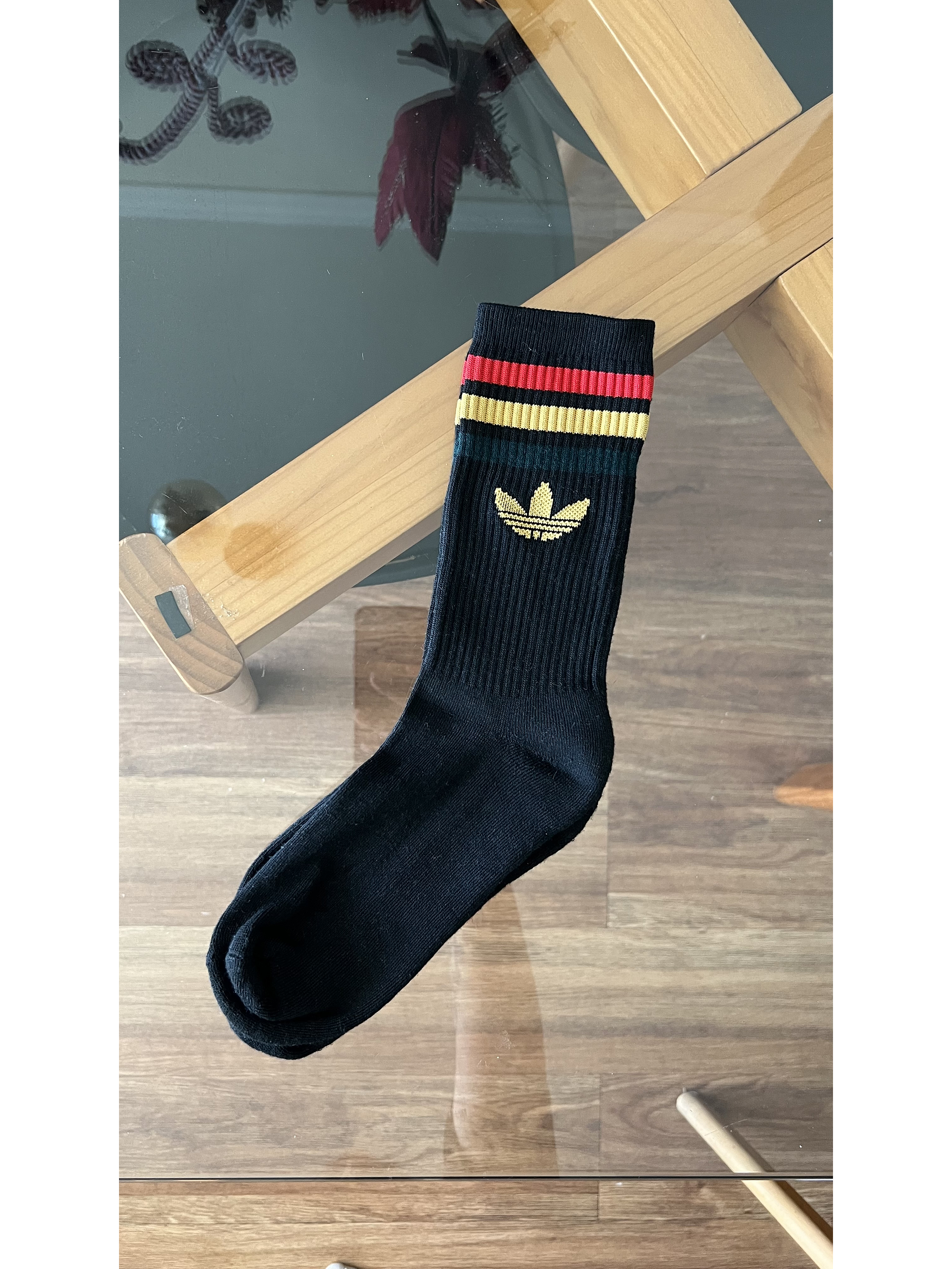 Calcetas adidas negras logo verde amarillo y rojo 2