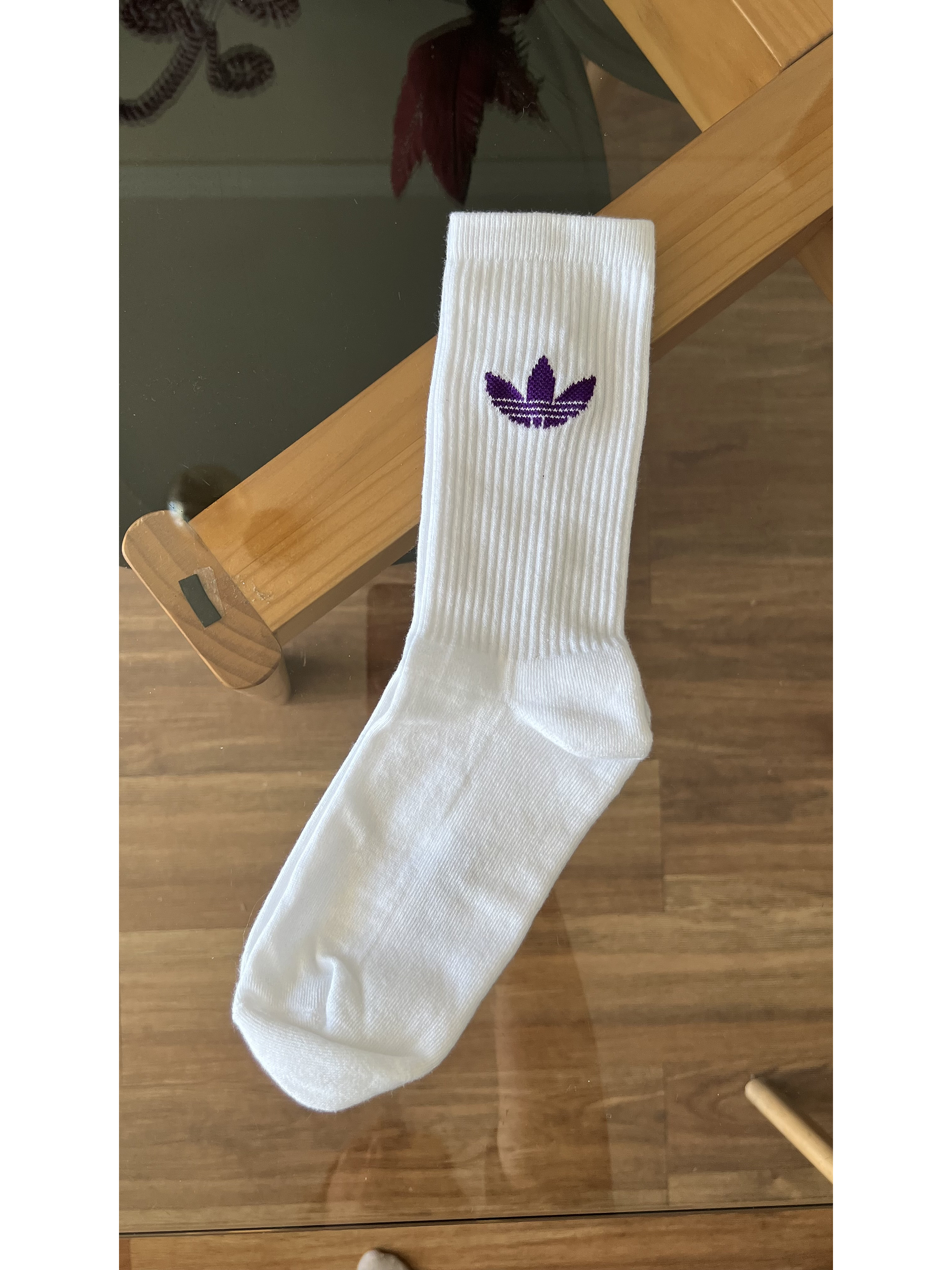Calcetas adidas blancas logo morado 2