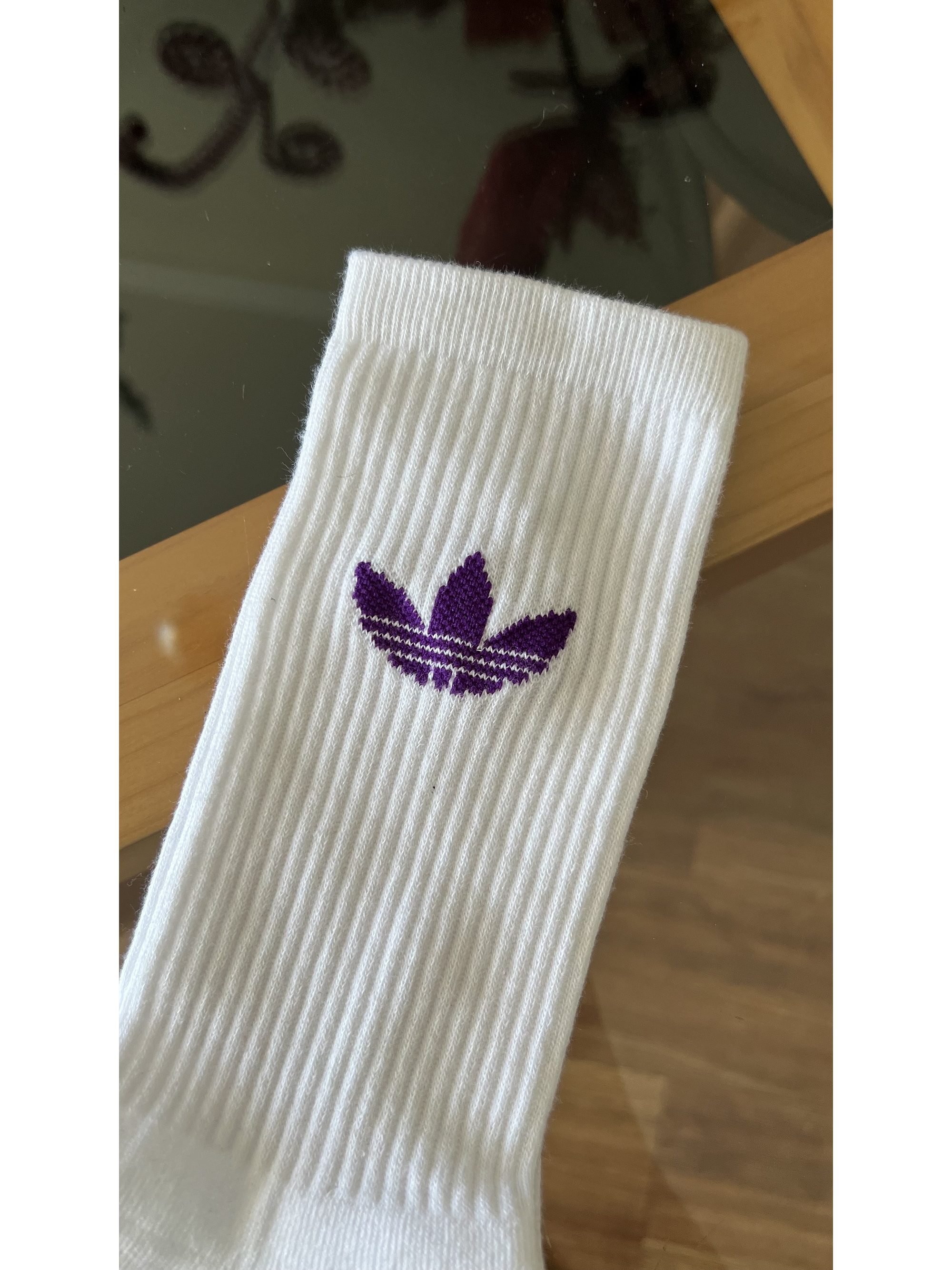 Calcetas adidas blancas logo morado 1