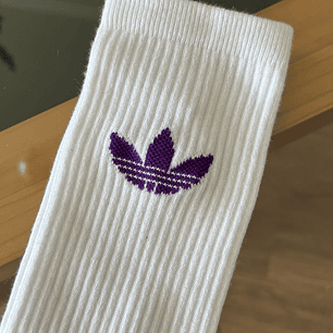 Calcetas adidas blancas logo morado