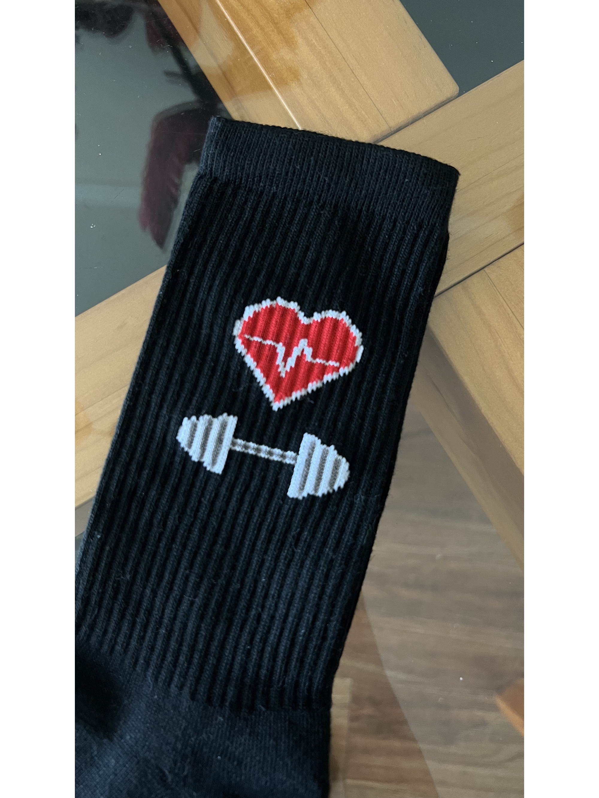 Calcetas negras corazón rojo y pesas 1