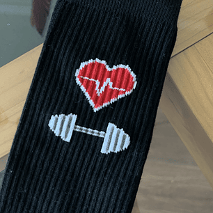 Calcetas negras corazón rojo y pesas