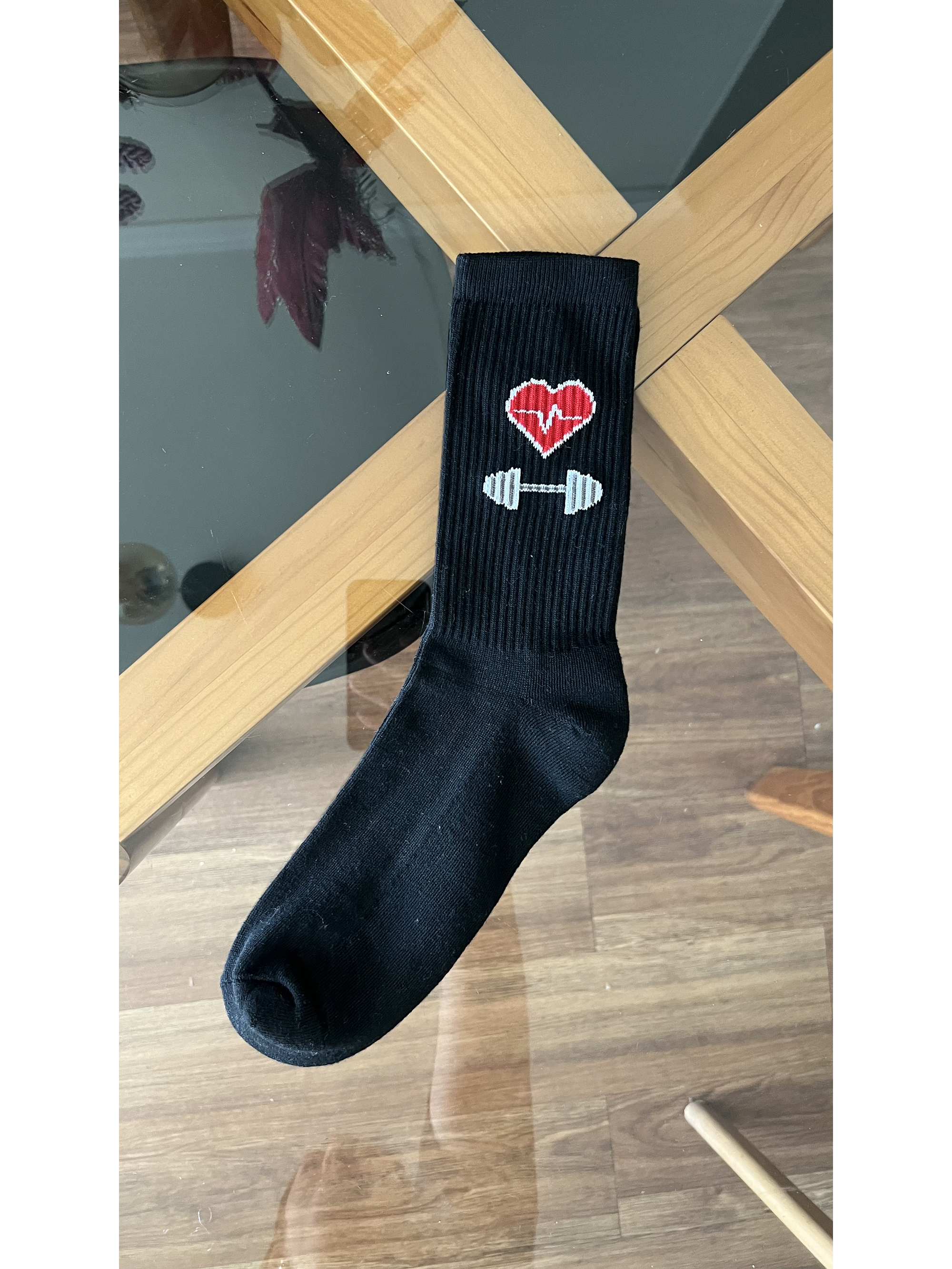 Calcetas negras corazón rojo y pesas 2