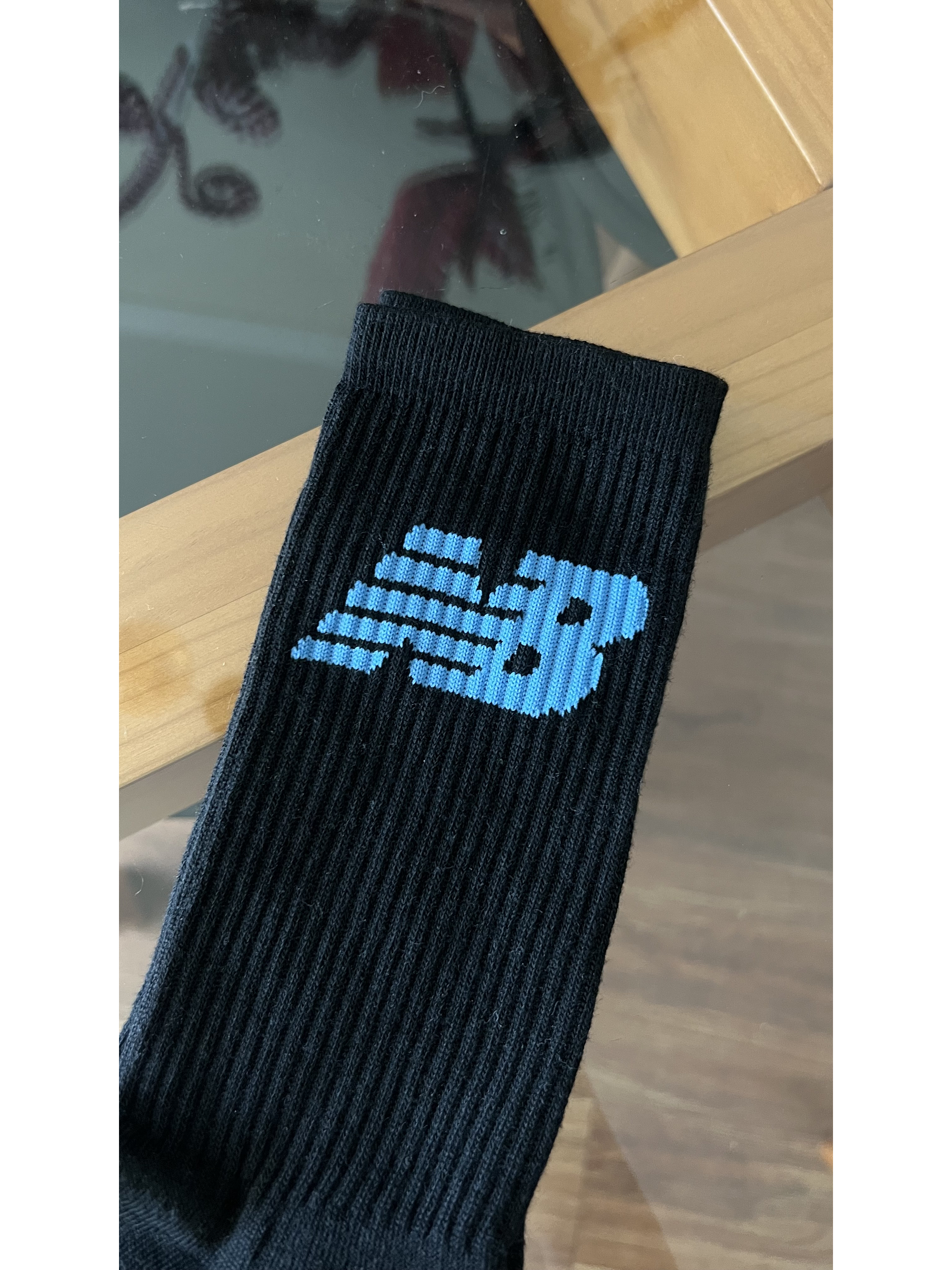 Calcetas NB negras logo celeste 1