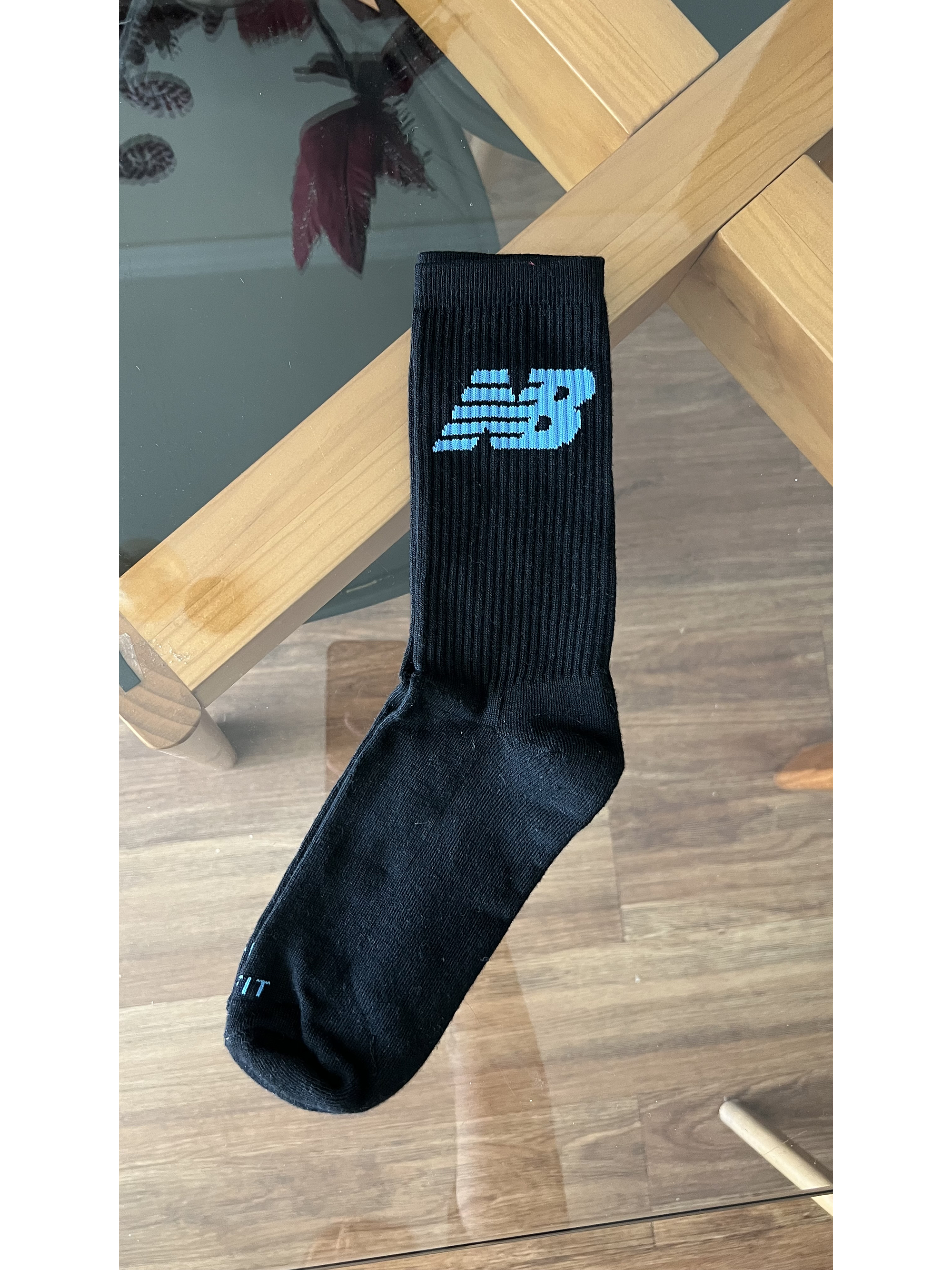 Calcetas NB negras logo celeste 2